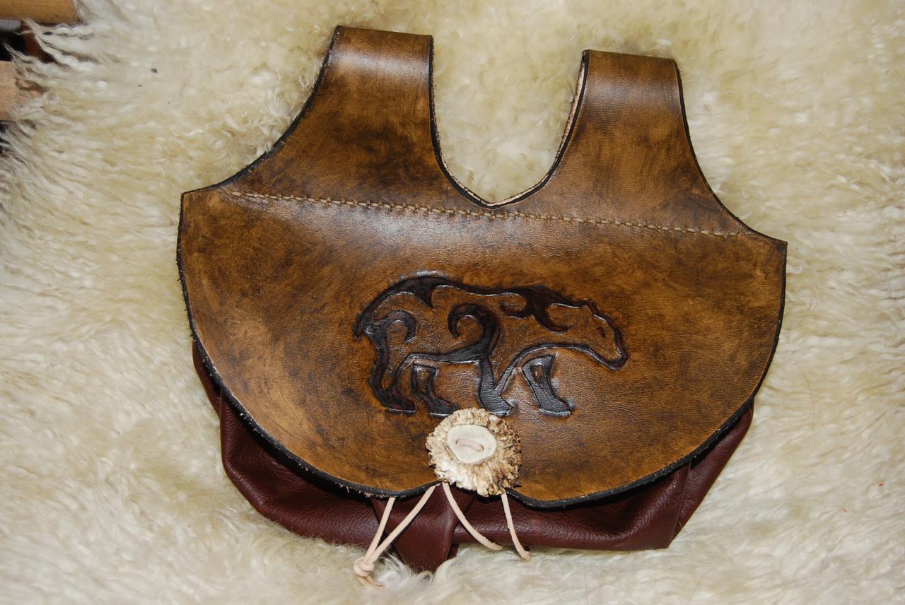 escarcelle en cuir avec ours celte