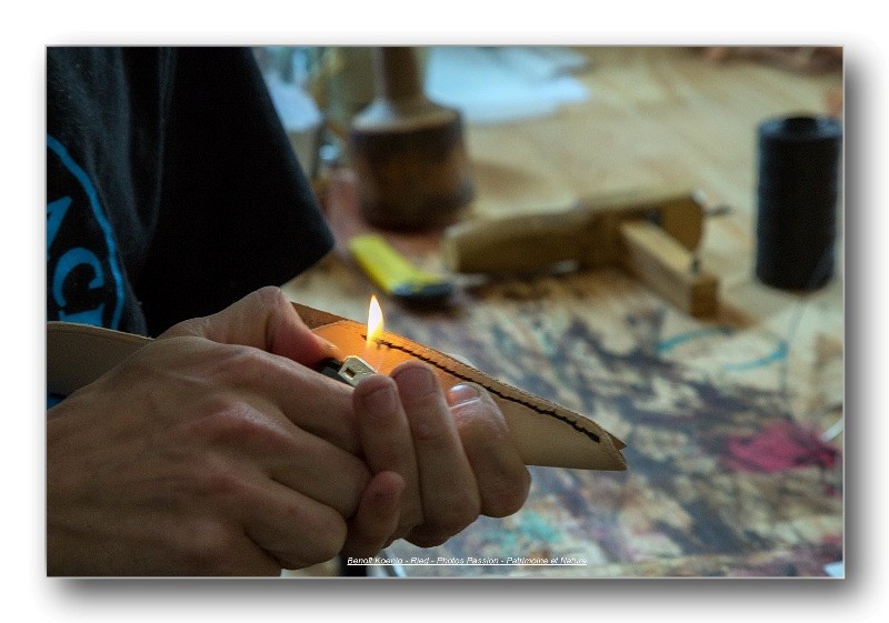 fabrication d'un fourreau de couteau fin de la couture